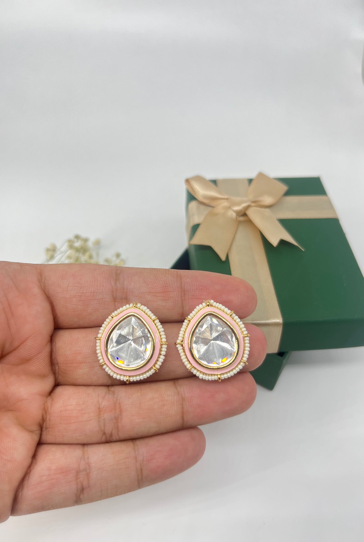 kundan stud with a cover of pearl line