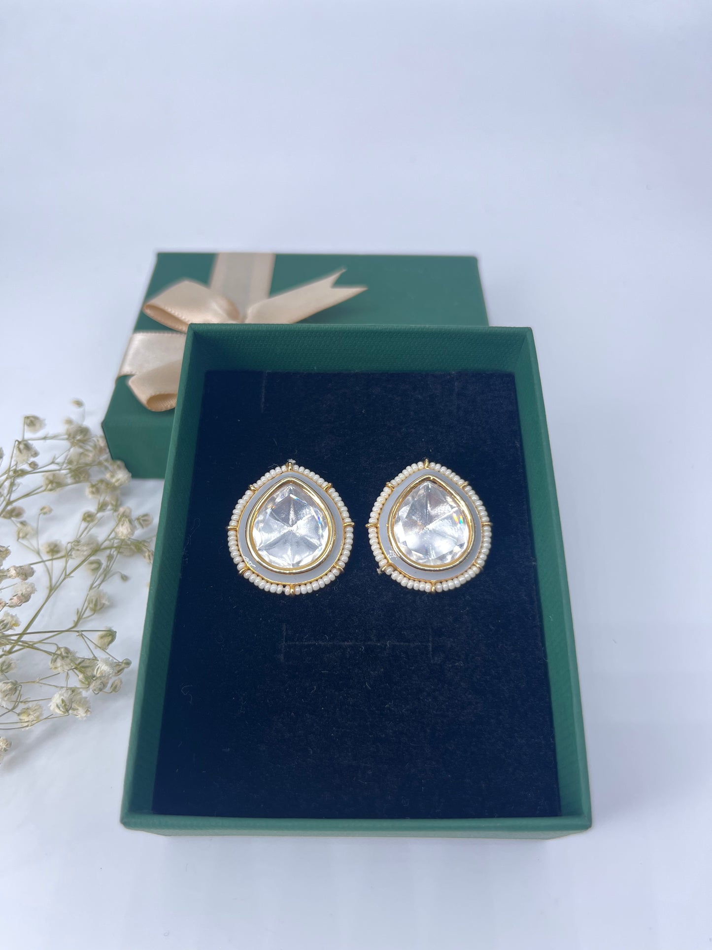 kundan stud with a cover of pearl line