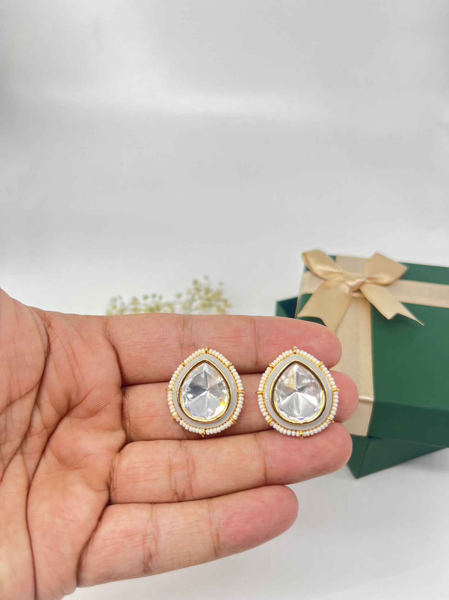 kundan stud with a cover of pearl line