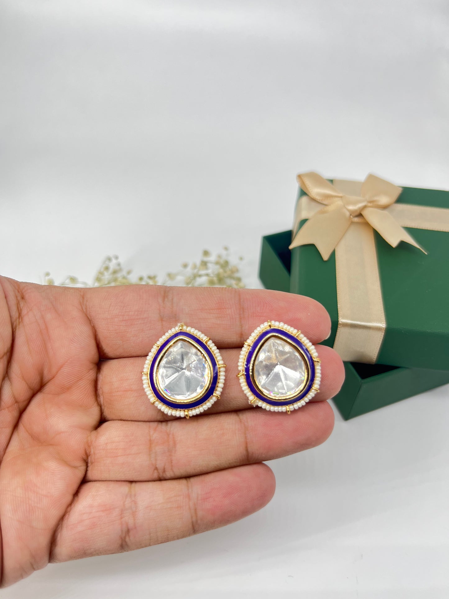kundan stud with a cover of pearl line