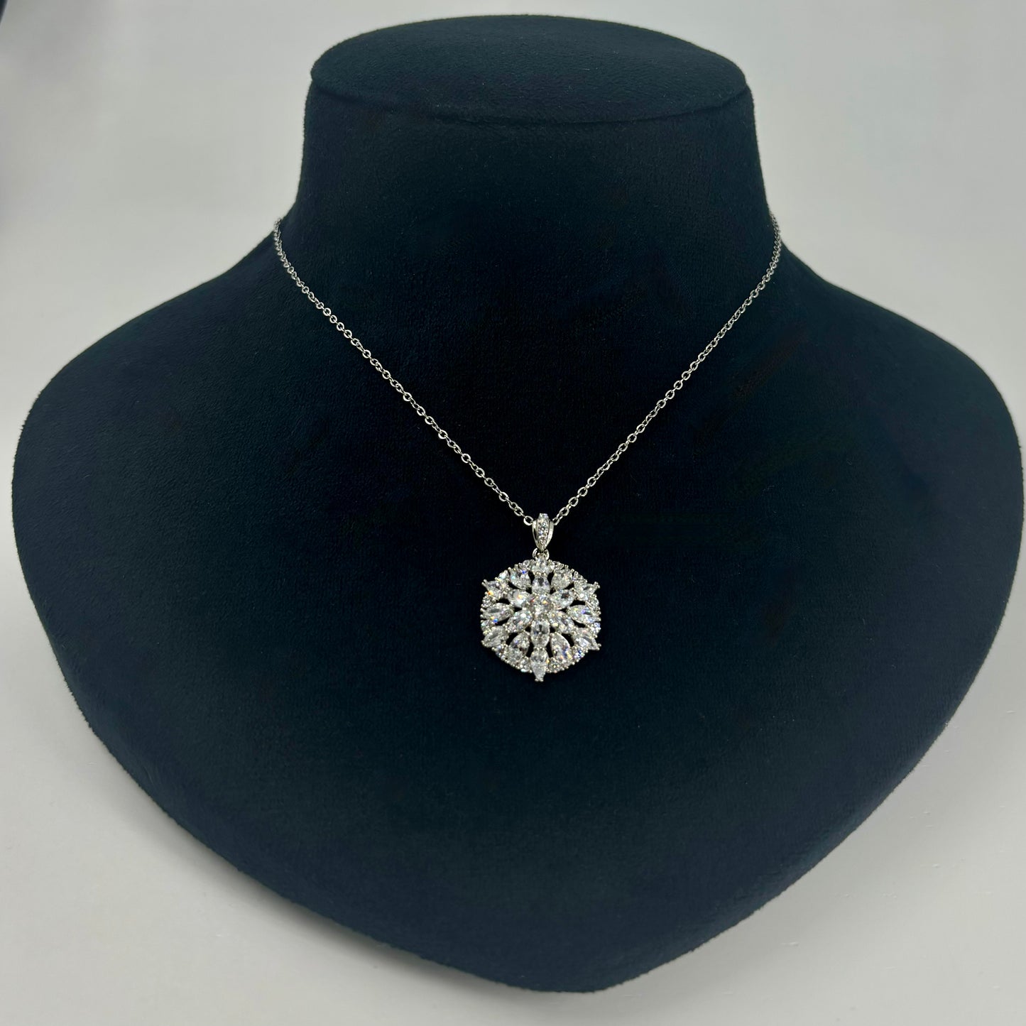 Elegant Snowflake Pendant Chain