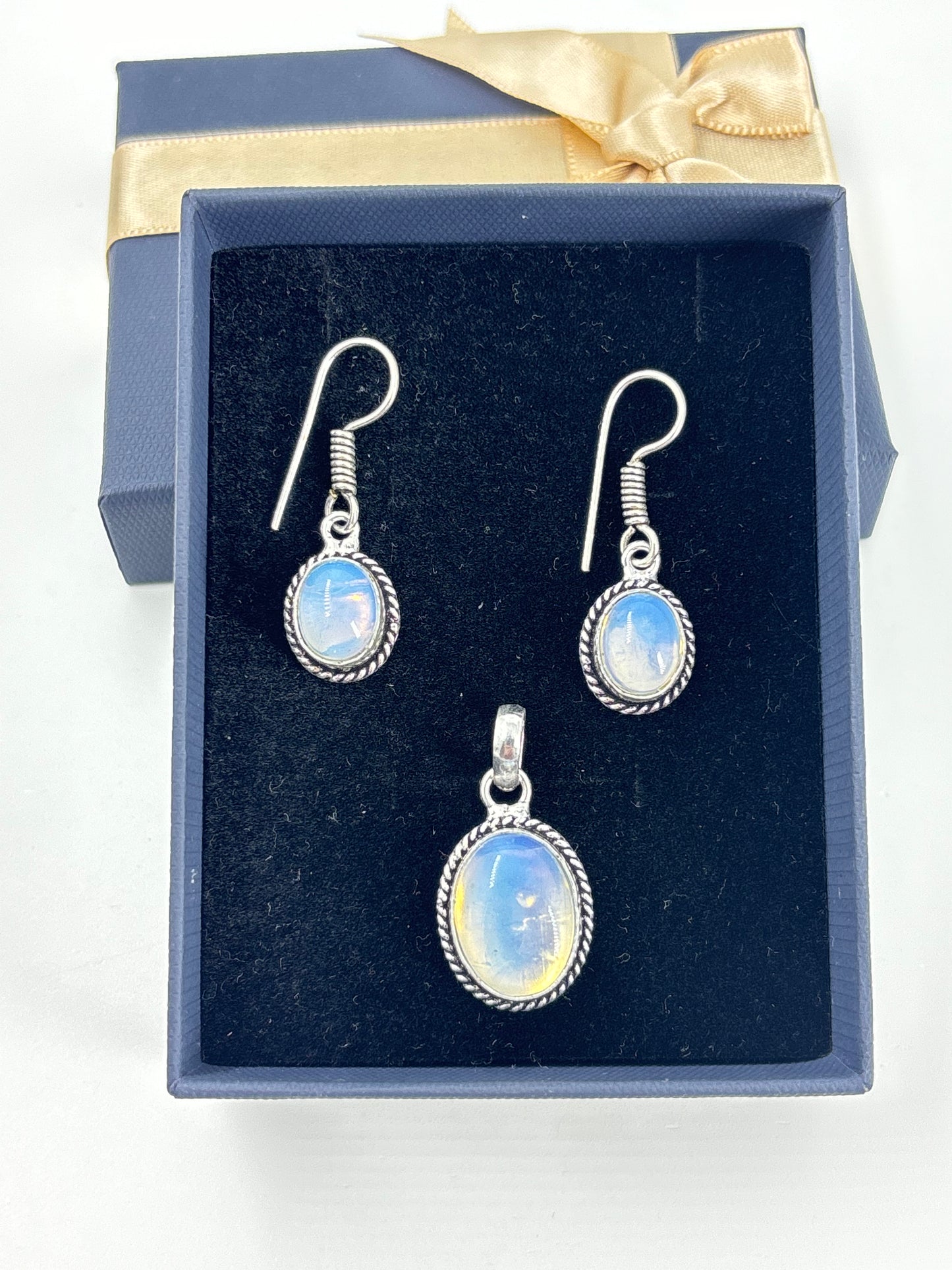 Natural ethereal Moonstone pendant & earring set
