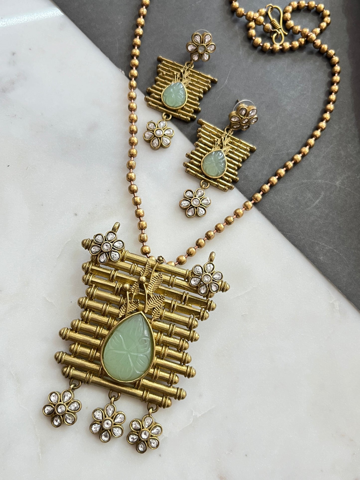 APALA FINISH EXCLUSIVE PENDANT SET
