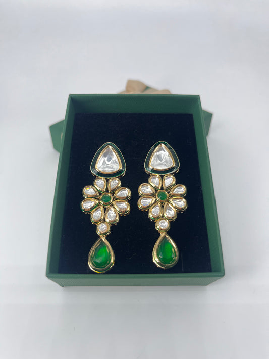 kundan earring with emerald stone