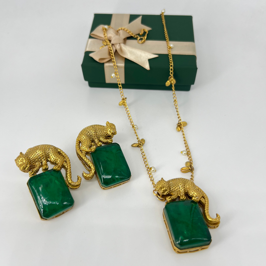 emerald tiger motive pendent set