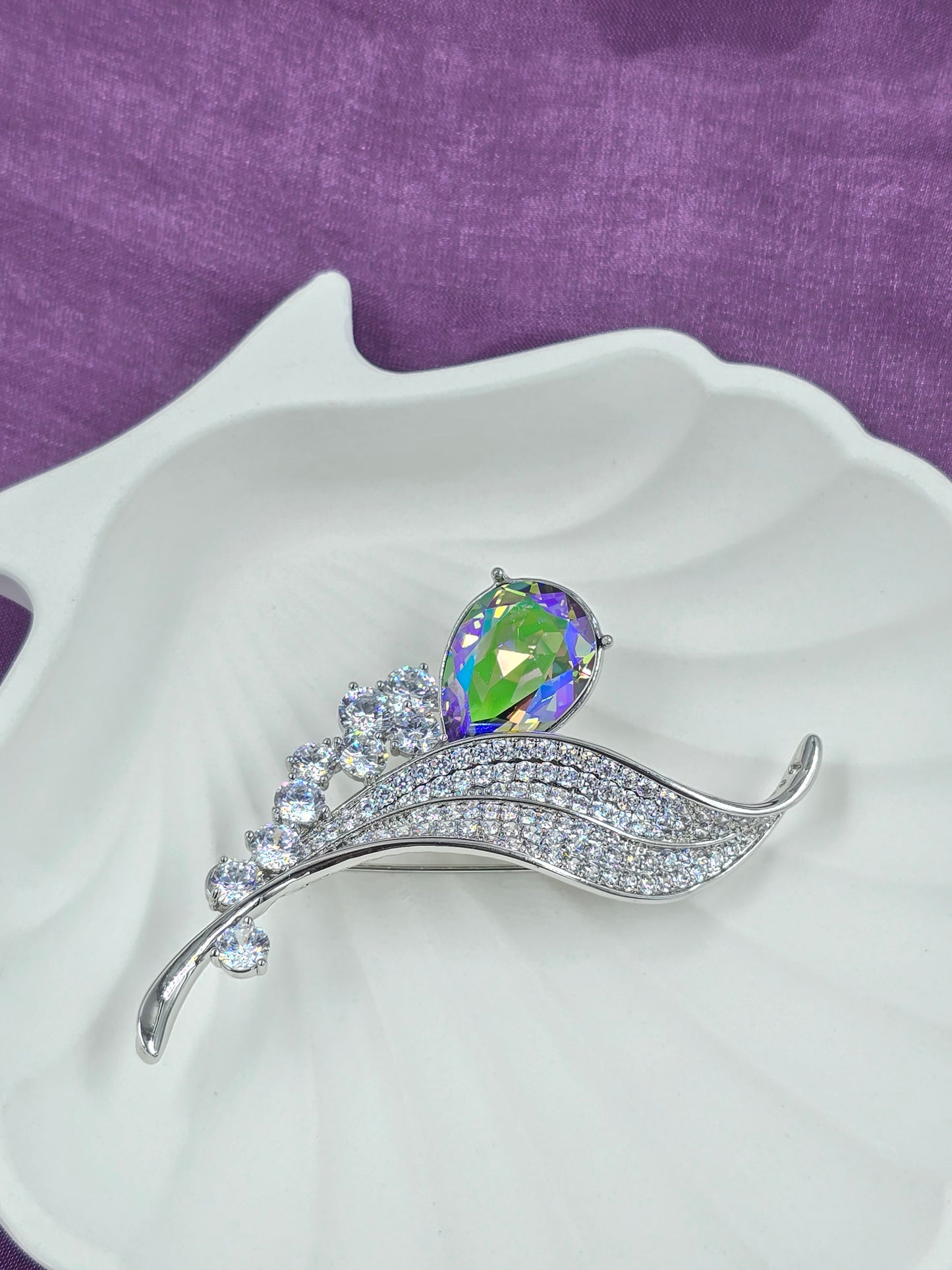 Leaf Pattern Brooch Silver toned